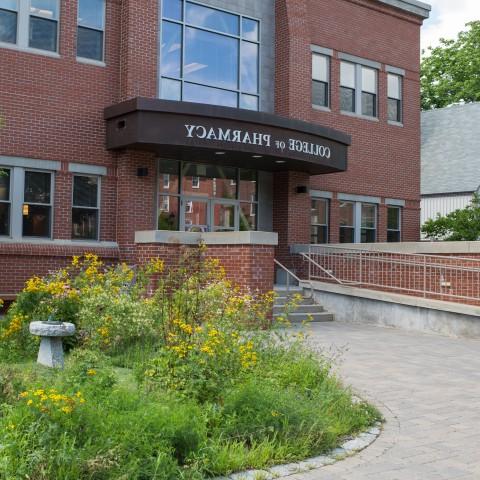 Exterior of the Pharmacy building on UNE's Portl和 Campus